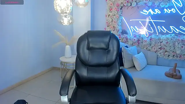 Snapshot of AlessaRomero chatting on 12/15/25, 08:02 AlessaRomero online show from 12/15/25, 08:02