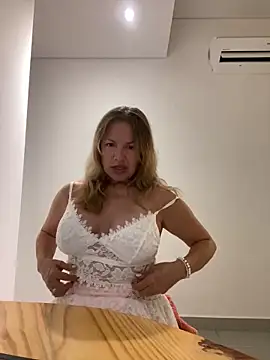 Snapshot of Leyna_liu chatting on 03/06/25, 01:58 Leyna liu online show from 03/06/25, 01:58