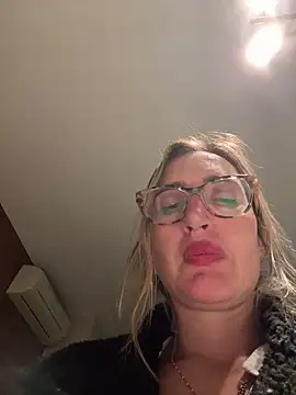 Snapshot of casalinga88 chatting on 03/01/25, 01:43 casalinga88 online show from 03/01/25, 01:43
