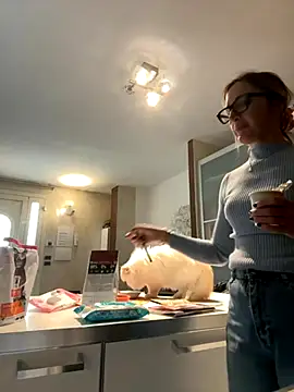 Snapshot of casalinga88 chatting on 10/13/25, 11:32 casalinga88 online show from 10/13/25, 11:32