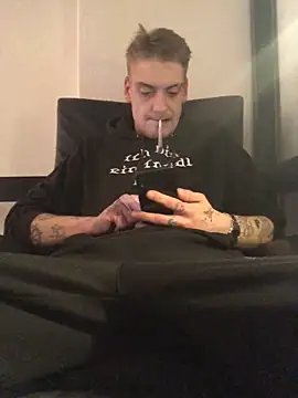 Snapshot of Simboxxx040 chatting on 12/19/24, 09:17 Simboxxx040 online show from 12/19/24, 09:17