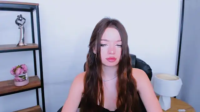 Snapshot of GraceLips chatting on 10/27/25, 09:30 GraceLips online show from 10/27/25, 09:30