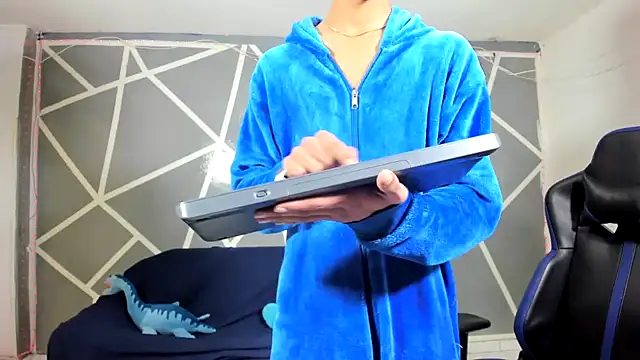 oliverhot2005 online show from 12/12/24, 12:38