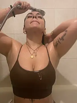 Luccreccia  online show from 02/05/26, 09:25