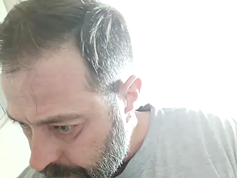 Snapshot of zefside42 chatting on 11/17/25, 11:05 zefside42 online show from 11/17/25, 11:05