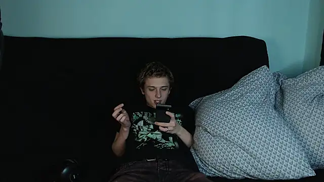 Snapshot of axxxturel chatting on 12/11/24, 12:02 axxxturel online show from 12/11/24, 12:02