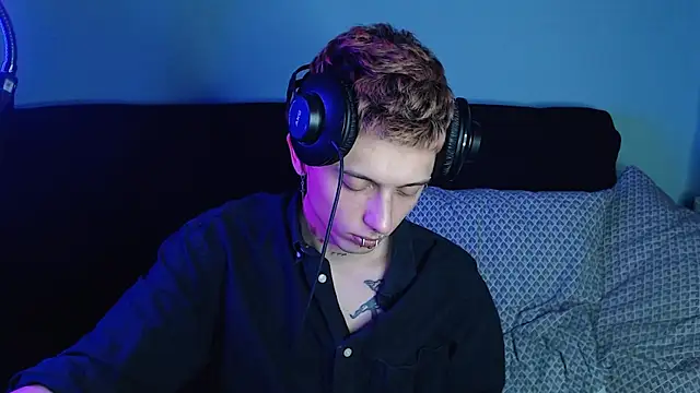 Snapshot of axxxturel chatting on 12/12/24, 09:04 axxxturel online show from 12/12/24, 09:04