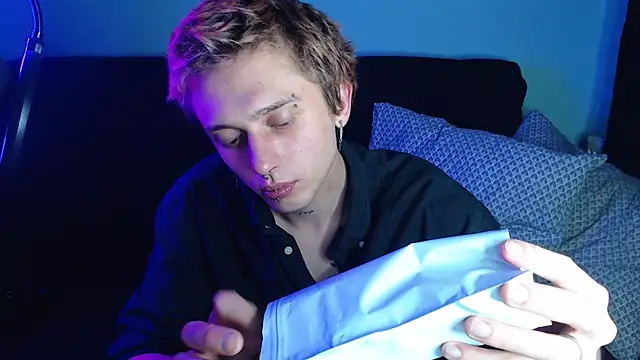 Snapshot of axxxturel chatting on 12/13/24, 12:09 axxxturel online show from 12/13/24, 12:09