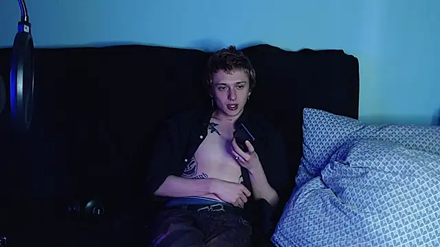 Snapshot of axxxturel chatting on 12/26/24, 10:37 axxxturel online show from 12/26/24, 10:37