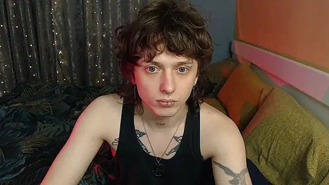 Snapshot of axxxturel chatting on 12/15/25, 10:25 axxxturel online show from 12/15/25, 10:25