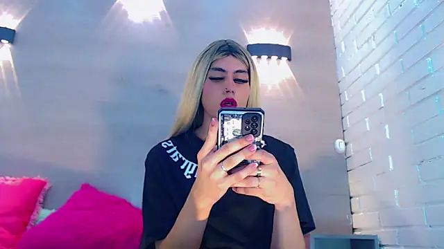 Snapshot of Daniela_Pink_ chatting on 02/13/25, 12:13 Daniela Pink online show from 02/13/25, 12:13