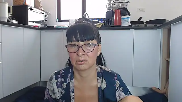 Snapshot of HellenLatin chatting on 06/04/26, 05:08 HellenLatin online show from 06/04/26, 05:08