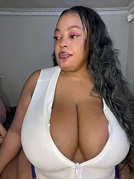 Snapshot of Katamia25 chatting on 02/09/25, 03:43 Katamia25 online show from 02/09/25, 03:43
