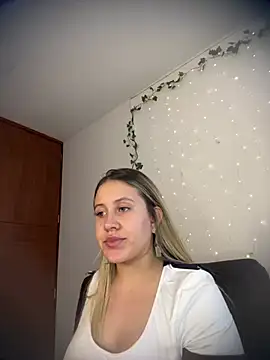 Snapshot of eleecttraa_12 chatting on 03/03/25, 08:00 eleecttraa 12 online show from 03/03/25, 08:00