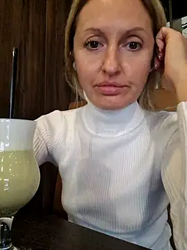 Miss    Mia  online show from 10/16/25, 12:17