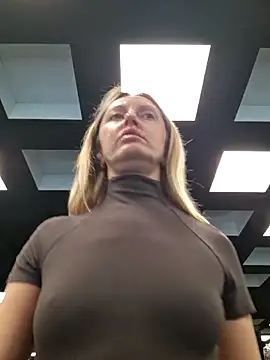 Miss    Mia  online show from 12/17/25, 09:37