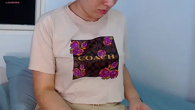 sofi-rojas1 online show from 11/30/25, 11:20