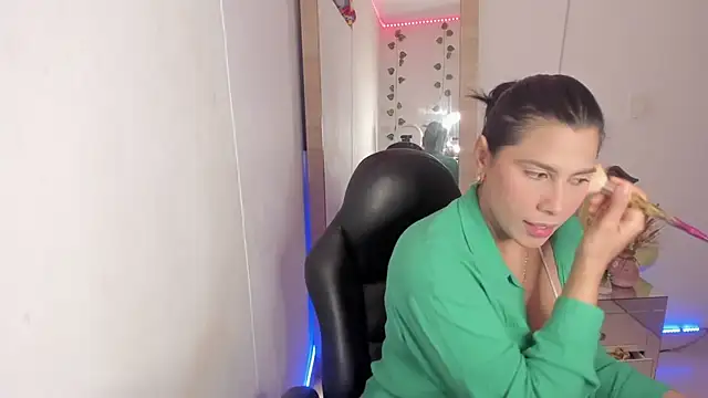 Snapshot of hellensexy chatting on 01/05/25, 03:55 hellensexy online show from 01/05/25, 03:55