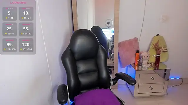 Snapshot of hellensexy chatting on 12/16/25, 09:53 hellensexy online show from 12/16/25, 09:53