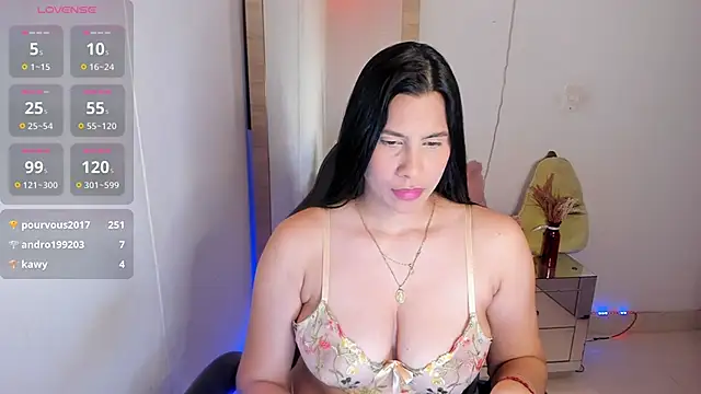 Snapshot of hellensexy chatting on 03/08/26, 02:04 hellensexy online show from 03/08/26, 02:04