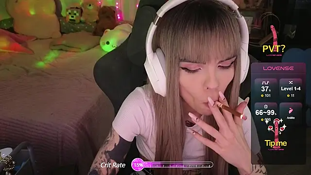 Snapshot of Kerry_Kirk chatting on 03/10/25, 08:01 Kerry Kirk online show from 03/10/25, 08:01