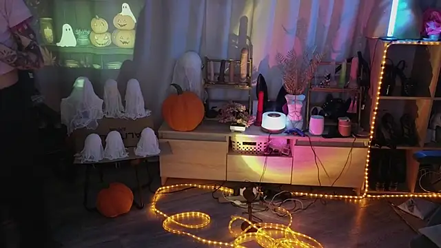 Snapshot of Kerry_Kirk chatting on 10/23/25, 11:46 Kerry Kirk online show from 10/23/25, 11:46