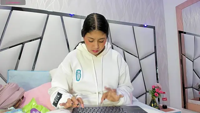 Snapshot of _aurora18_ chatting on 09/10/25, 03:06 aurora18 online show from 09/10/25, 03:06