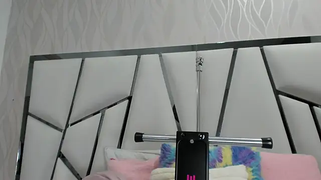 Snapshot of _aurora18_ chatting on 09/12/25, 03:06 aurora18 online show from 09/12/25, 03:06