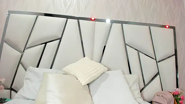 Snapshot of _aurora18_ chatting on 10/16/25, 03:07 aurora18 online show from 10/16/25, 03:07