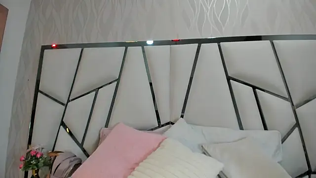 Snapshot of _aurora18_ chatting on 10/22/25, 03:07 aurora18 online show from 10/22/25, 03:07