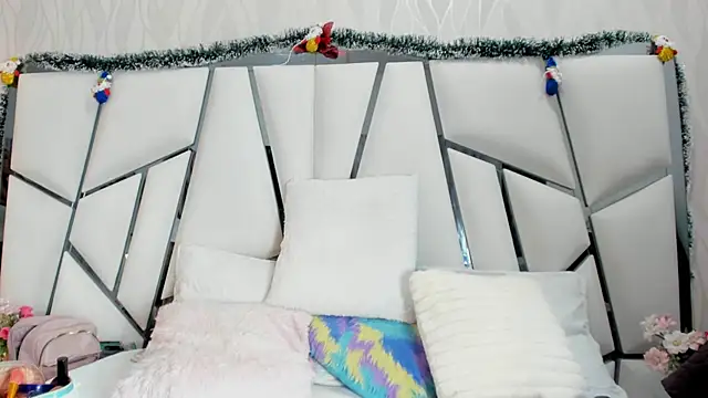 Snapshot of _aurora18_ chatting on 11/23/25, 03:06 aurora18 online show from 11/23/25, 03:06