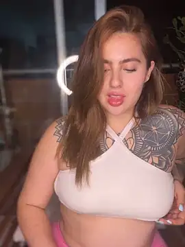 Snapshot of ValerieHilton chatting on 02/12/25, 01:19 ValerieHilton online show from 02/12/25, 01:19