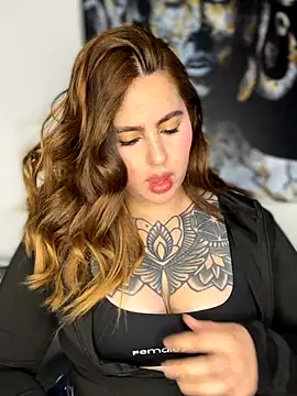 Snapshot of ValerieHilton chatting on 10/01/25, 10:49 ValerieHilton online show from 10/01/25, 10:49