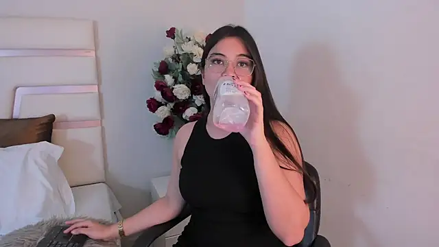 Snapshot of CamilaSofiia chatting on 02/05/25, 10:44 CamilaSofiia online show from 02/05/25, 10:44