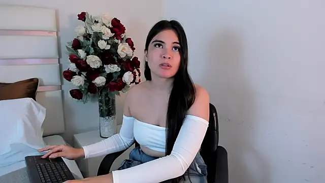 Snapshot of CamilaSofiia chatting on 03/05/25, 12:59 CamilaSofiia online show from 03/05/25, 12:59