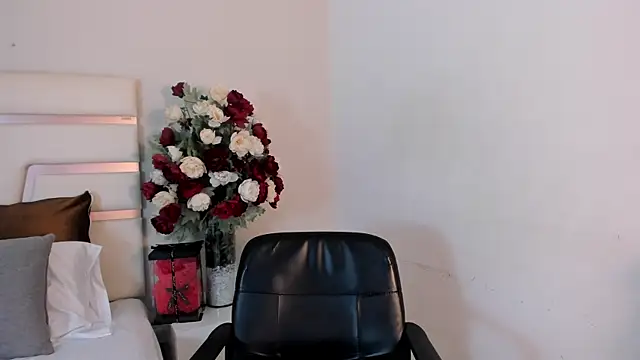 Snapshot of CamilaSofiia chatting on 03/11/25, 01:37 CamilaSofiia online show from 03/11/25, 01:37