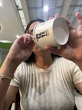 Snapshot of CamilaSofiia chatting on 01/05/26, 10:35 CamilaSofiia online show from 01/05/26, 10:35