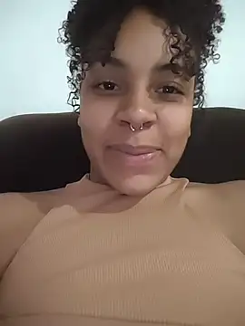 Julia Pretinha online show from 12/15/25, 01:04