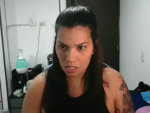 Snapshot of CarolinaRincon chatting on 03/05/25, 12:05 CarolinaRincon online show from 03/05/25, 12:05