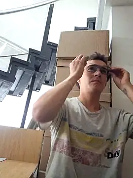 Snapshot of yonson90s chatting on 03/22/25, 04:47 yonson90s online show from 03/22/25, 04:47