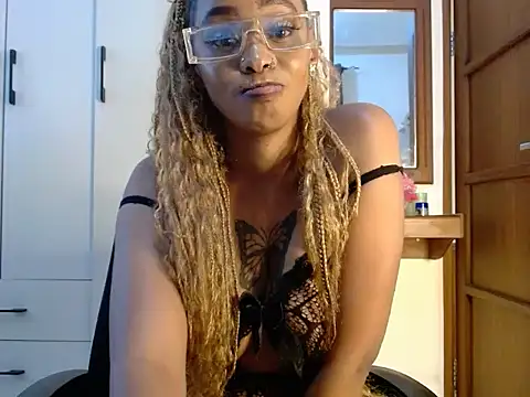 Snapshot of queencydoll chatting on 06/03/26, 02:33 queencydoll online show from 06/03/26, 02:33