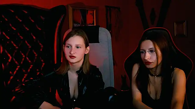 Snapshot of EllaHorton chatting on 10/23/25, 04:39 EllaHorton online show from 10/23/25, 04:39