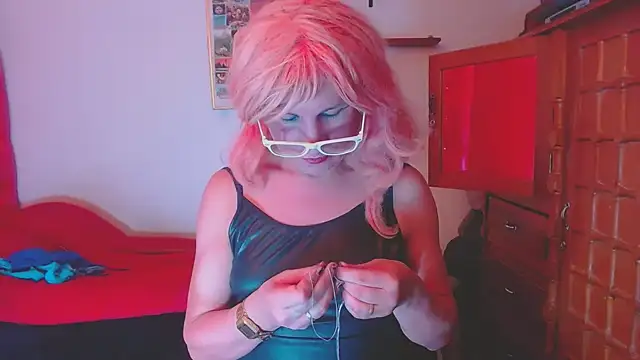 Snapshot of LorenJade chatting on 11/26/25, 07:42 LorenJade online show from 11/26/25, 07:42