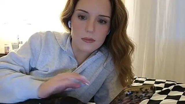 Snapshot of sexylilly69 chatting on 05/27/26, 01:02 sexylilly69 online show from 05/27/26, 01:02