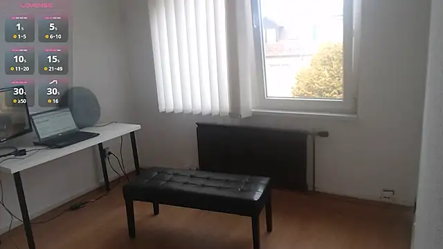 Snapshot of Vanda76 chatting on 10/13/25, 11:54 Vanda76 online show from 10/13/25, 11:54