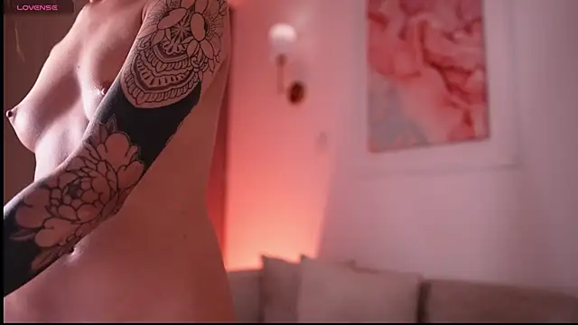 Snapshot of GigiLee_ chatting on 02/07/25, 02:19 GigiLee  online show from 02/07/25, 02:19