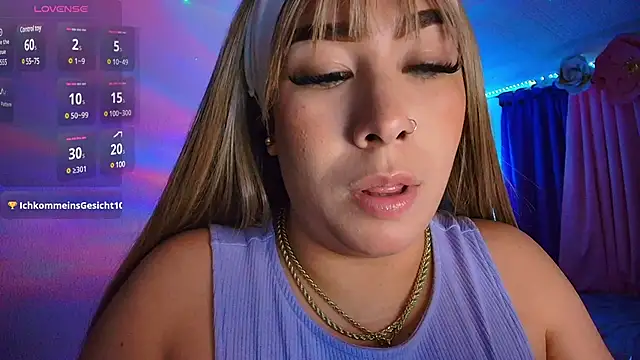 Snapshot of leahtemptation3 chatting on 03/01/25, 03:32 leahtemptation3 online show from 03/01/25, 03:32