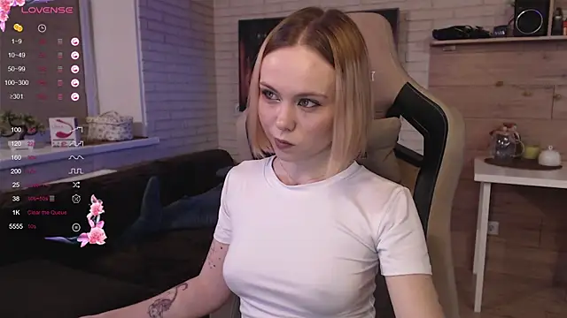 Snapshot of lucy_mirror chatting on 09/13/25, 09:14 lucy mirror online show from 09/13/25, 09:14