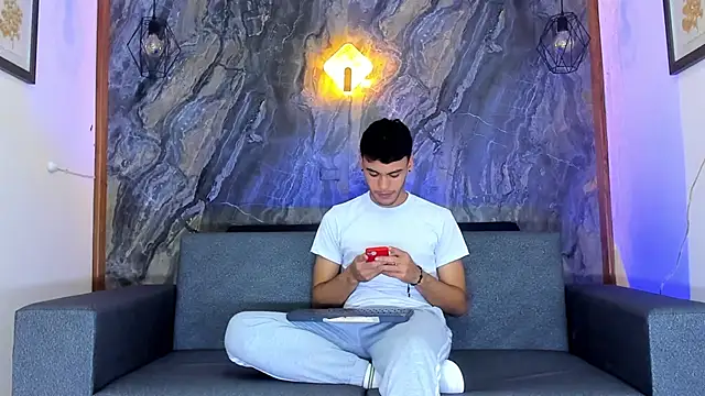 Snapshot of liam_genner_ chatting on 12/01/24, 11:04 liam genner online show from 12/01/24, 11:04