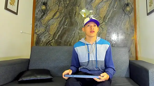 Snapshot of liam_genner_ chatting on 02/15/25, 07:28 liam genner online show from 02/15/25, 07:28